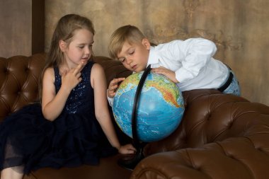 Bir erkek ve bir kız sınıfta, okulda, globe adlı bak.