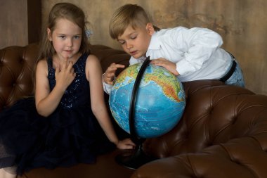 Bir erkek ve bir kız sınıfta, okulda, globe adlı bak.