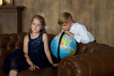 Bir erkek ve bir kız sınıfta, okulda, globe adlı bak.