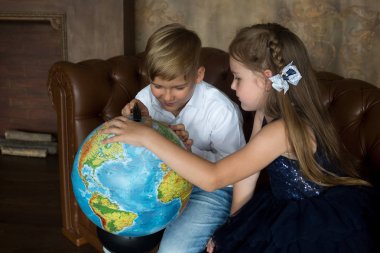 Bir erkek ve bir kız sınıfta, okulda, globe adlı bak.