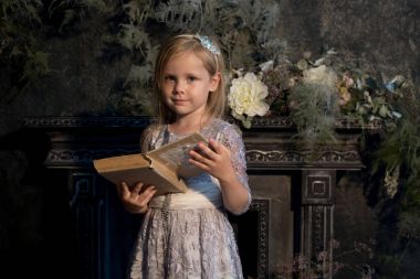 Kız, çiçekler ile güzel bir stüdyoda modeli. Portre, childh