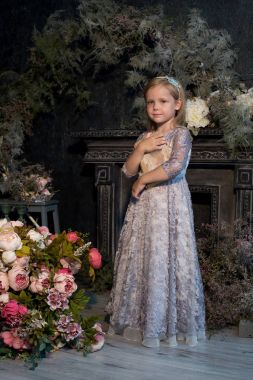 Kız, çiçekler ile güzel bir stüdyoda modeli. Portre, childh