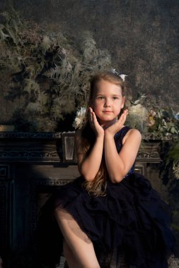 Kız, çiçekler ile güzel bir stüdyoda modeli. Portre, childh