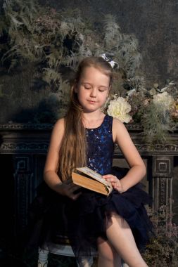 Kız, çiçekler ile güzel bir stüdyoda modeli. Portre, childh