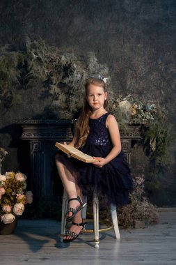 Kız, çiçekler ile güzel bir stüdyoda modeli. Portre, childh