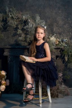 Kız, çiçekler ile güzel bir stüdyoda modeli. Portre, childh