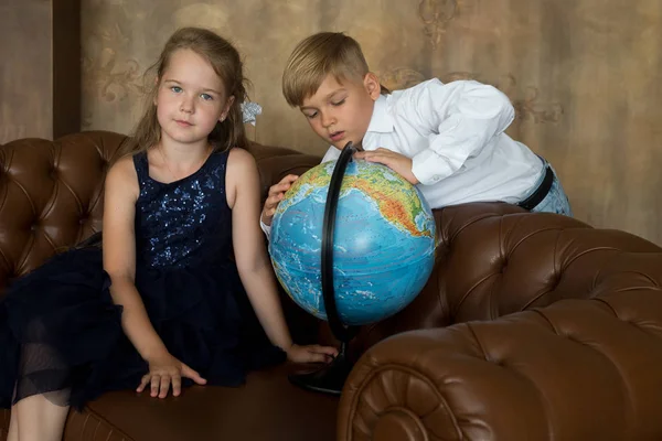 Bir erkek ve bir kız sınıfta, okulda, globe adlı bak.