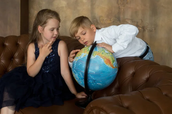 Bir erkek ve bir kız sınıfta, okulda, globe adlı bak.