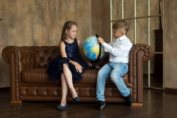 Bir erkek ve bir kız sınıfta, okulda, globe adlı bak.