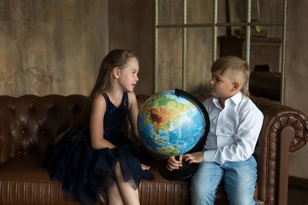 Bir erkek ve bir kız sınıfta, okulda, globe adlı bak.