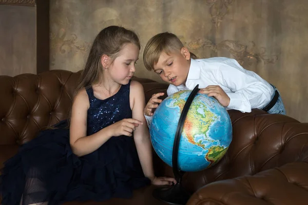 Bir erkek ve bir kız sınıfta, okulda, globe adlı bak.