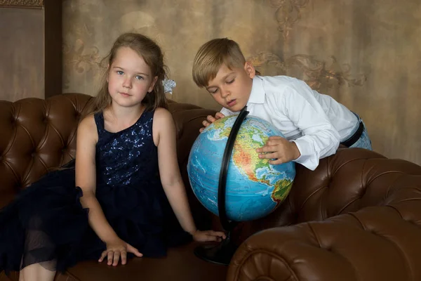 Bir erkek ve bir kız sınıfta, okulda, globe adlı bak.