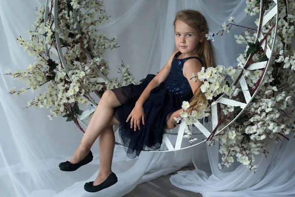 Menina, modelo em um belo estúdio com flores. Retrato, childh — Fotografia de Stock