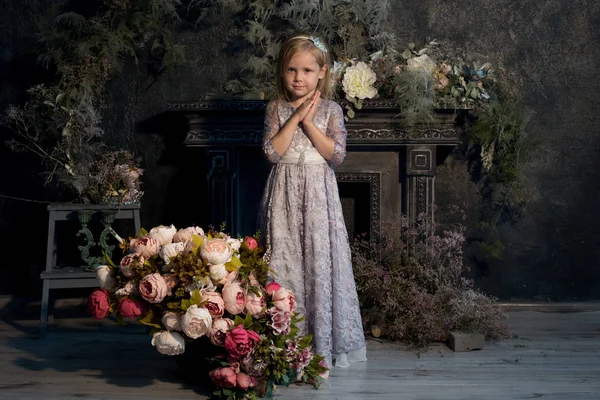 Kız, çiçekler ile güzel bir stüdyoda modeli. Portre, childh