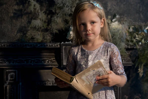 Kız, çiçekler ile güzel bir stüdyoda modeli. Portre, childh