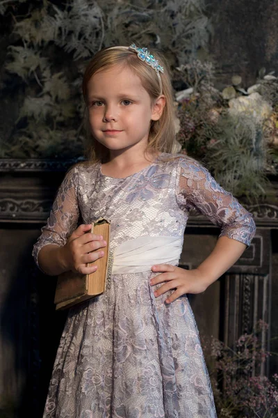 Menina, modelo em um belo estúdio com flores. Retrato, childh — Fotografia de Stock