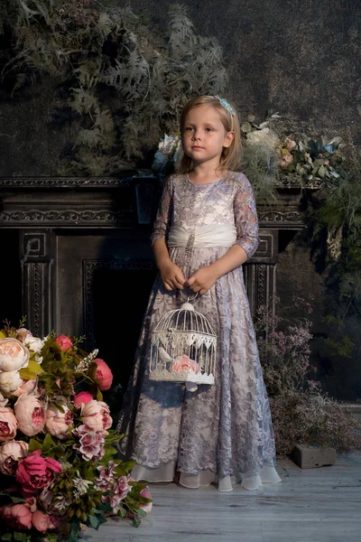 Kız, çiçekler ile güzel bir stüdyoda modeli. Portre, childh