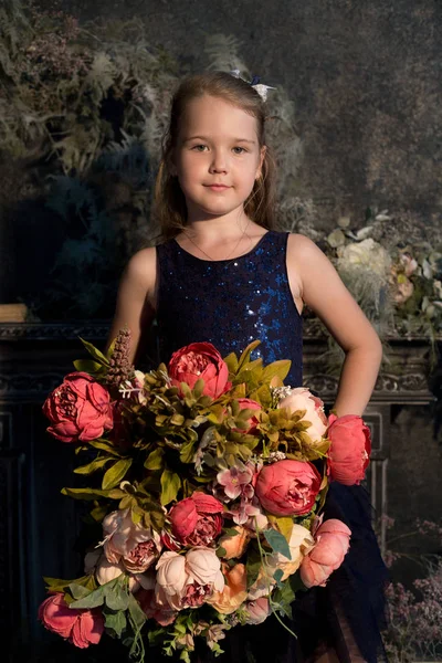 Menina, modelo em um belo estúdio com flores. Retrato, childh — Fotografia de Stock