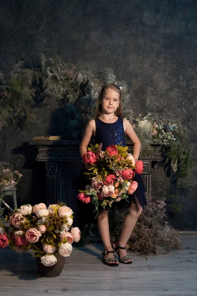 Kız, çiçekler ile güzel bir stüdyoda modeli. Portre, childh