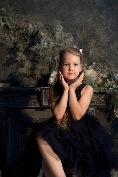 Kız, çiçekler ile güzel bir stüdyoda modeli. Portre, childh