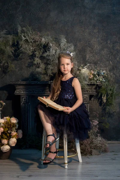 Kız, çiçekler ile güzel bir stüdyoda modeli. Portre, childh