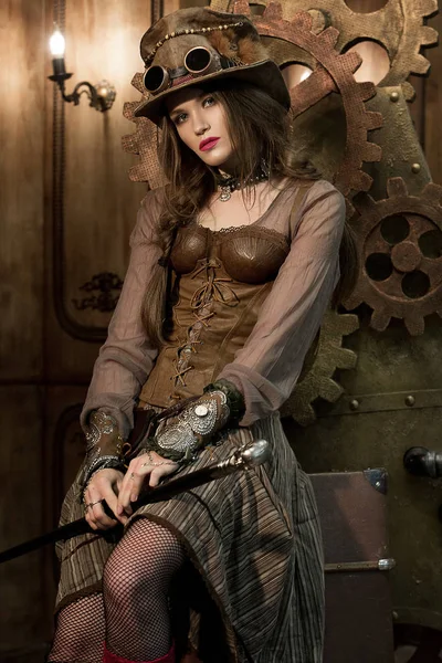 Güzel kız, güzel bir steampunk tarzı modeli