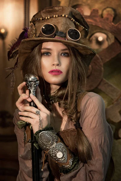 Güzel kız, güzel bir steampunk tarzı modeli