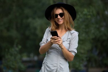 Bir telefonla summe sokakta bir modeli kız portresi