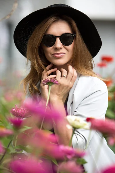 Çok güzel bir elbise, güneş gözlüğü ve şapka TH Porter kız modeli — Stok fotoğraf