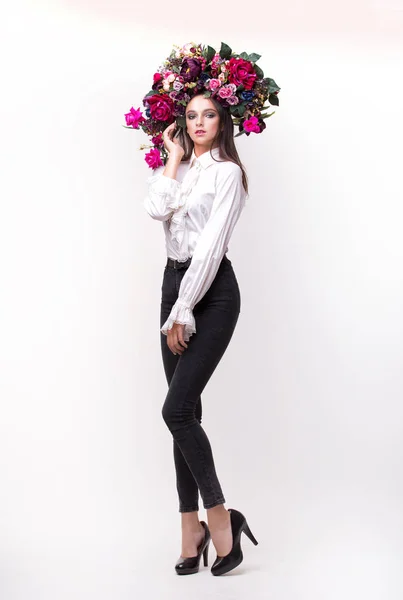 Ragazza, modella in una bella immagine con una corona di fiori su di lei — Foto Stock