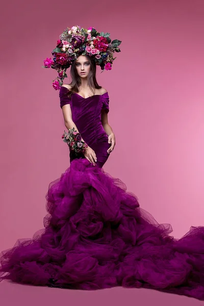 여자, 그녀에 꽃의 화 환으로 아름 다운 이미지 모델 — 스톡 사진