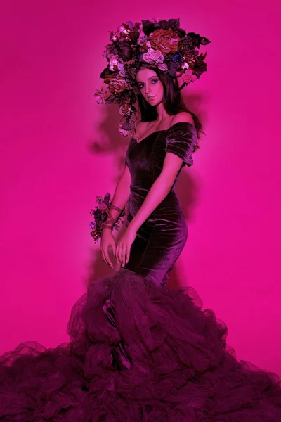 Retrato de um modelo de menina em uma bela imagem com uma coroa de f — Fotografia de Stock