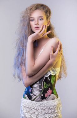 Kız, model dans ediyor ve fotoğraf Studio renk filtreleri ile poz veriyor.