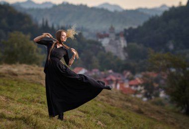 Güzel kız, yaz aylarında güneş ışığı doğada modelinde. Güzellik, s