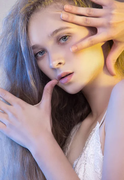Portré egy lány modell a stúdióban színszűrők. Stílus — Stock Fotó
