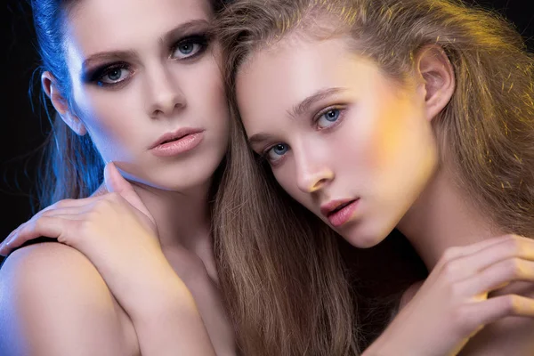 Due ragazze, modelle, amiche, sorelle in uno studio fotografico con c — Foto Stock