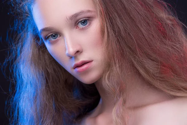 Portrét dívky v ateliéru s barevné filtry. Styl — Stock fotografie