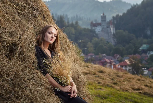 Schönes Mädchen, Modell in der Natur im Sonnenlicht im Sommer. Schönheit, s — Stockfoto