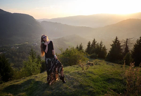 Belle fille, modèle dans les montagnes dans le soleil du soir avec un — Photo