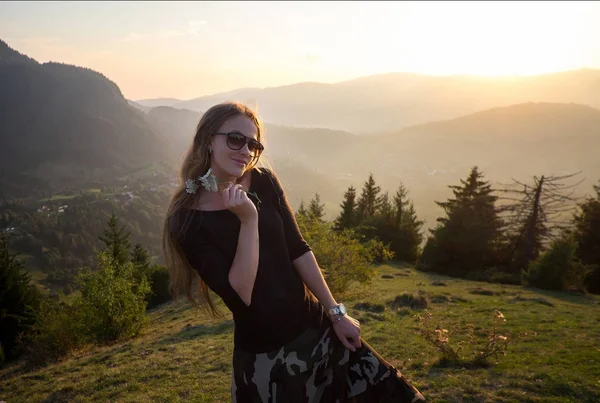 Belle fille, modèle dans les montagnes dans le soleil du soir avec un — Photo