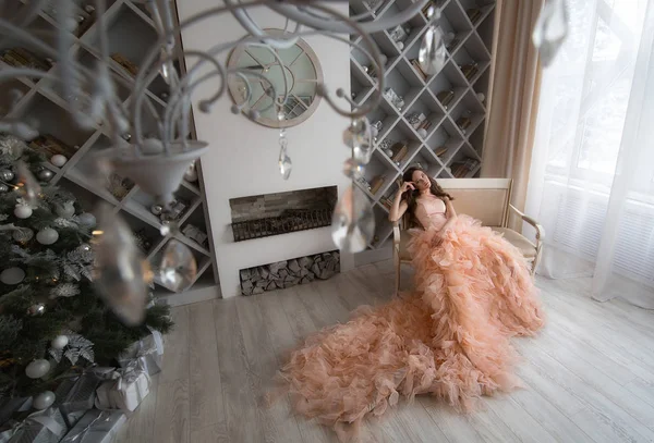 Menina bonita, elegante, modelo em um vestido bonito em um romanti — Fotografia de Stock