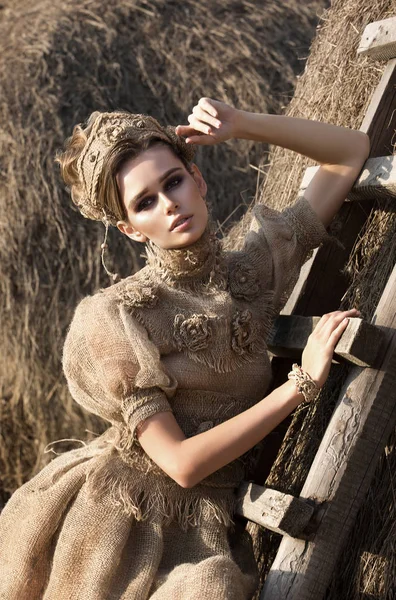 Güzel kız, modelde güzel bir kırsal köy ND içinde elbise — Stok fotoğraf