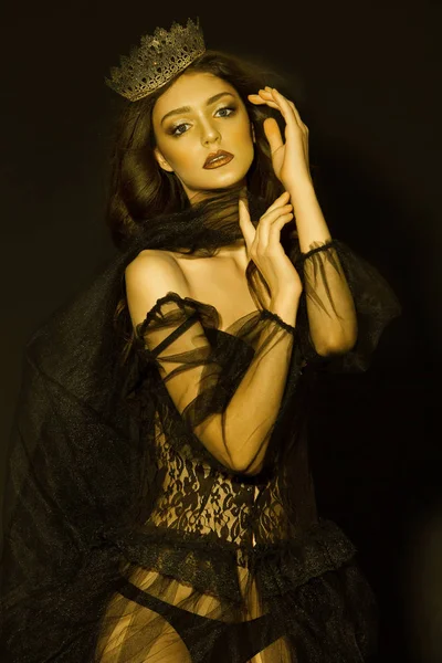 Güzel, şehvetli bir kız, çekici, şık ıma modeli