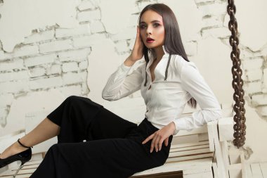 Kız, model beyaz oda şık bir görüntü. Moda, stil, 