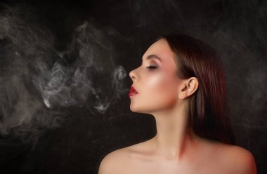 Portre bir kız modeli Güneş ışığı ve şık bir görüntü üzerinde bir