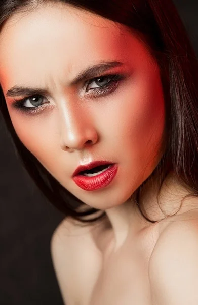 Retrato de um modelo de menina na luz solar e em uma imagem elegante em um — Fotografia de Stock