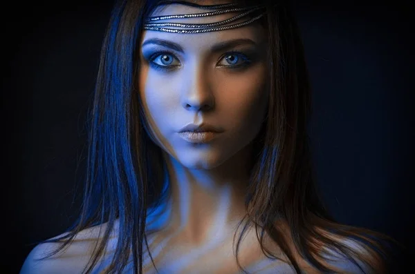 Портрет дівчини-моделі в студії з кольоровими фільтрами. Портра — стокове фото