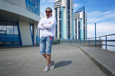 Bir su Tarih Nehri yakınında evin avlusunda bir adam girer