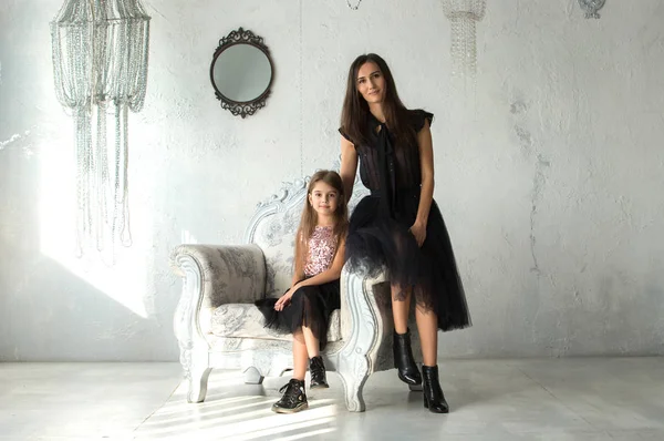 Retrato de mãe e filha em um belo quarto interior. Po — Fotografia de Stock