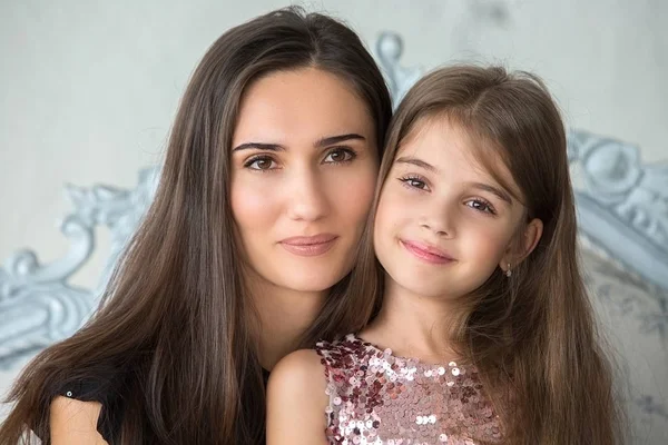 Anne ve kızı bir güzel iç odadaki portresi. Po